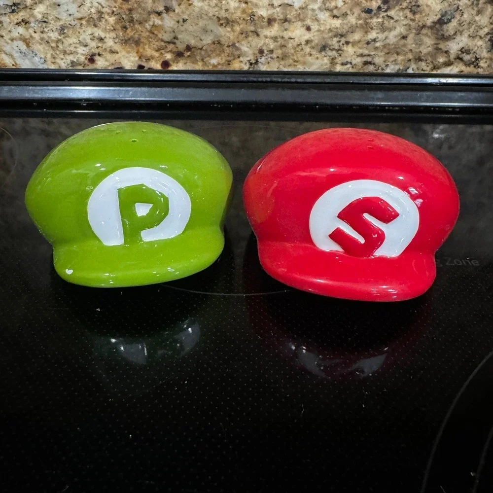 The Super Mario Bros. Salt & pepper shakers Mario & Luigi Hats set by Geek Fuel.